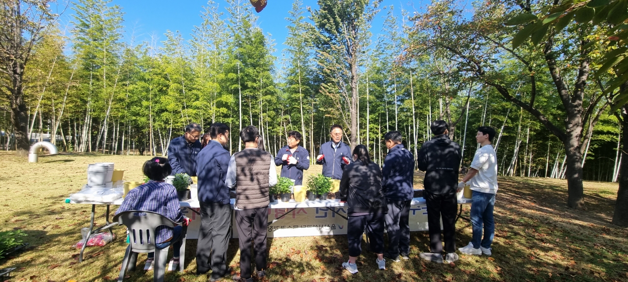 한우물봉사단,  발달장애인 사랑의 꽃심기 체험 봉사활동 실시