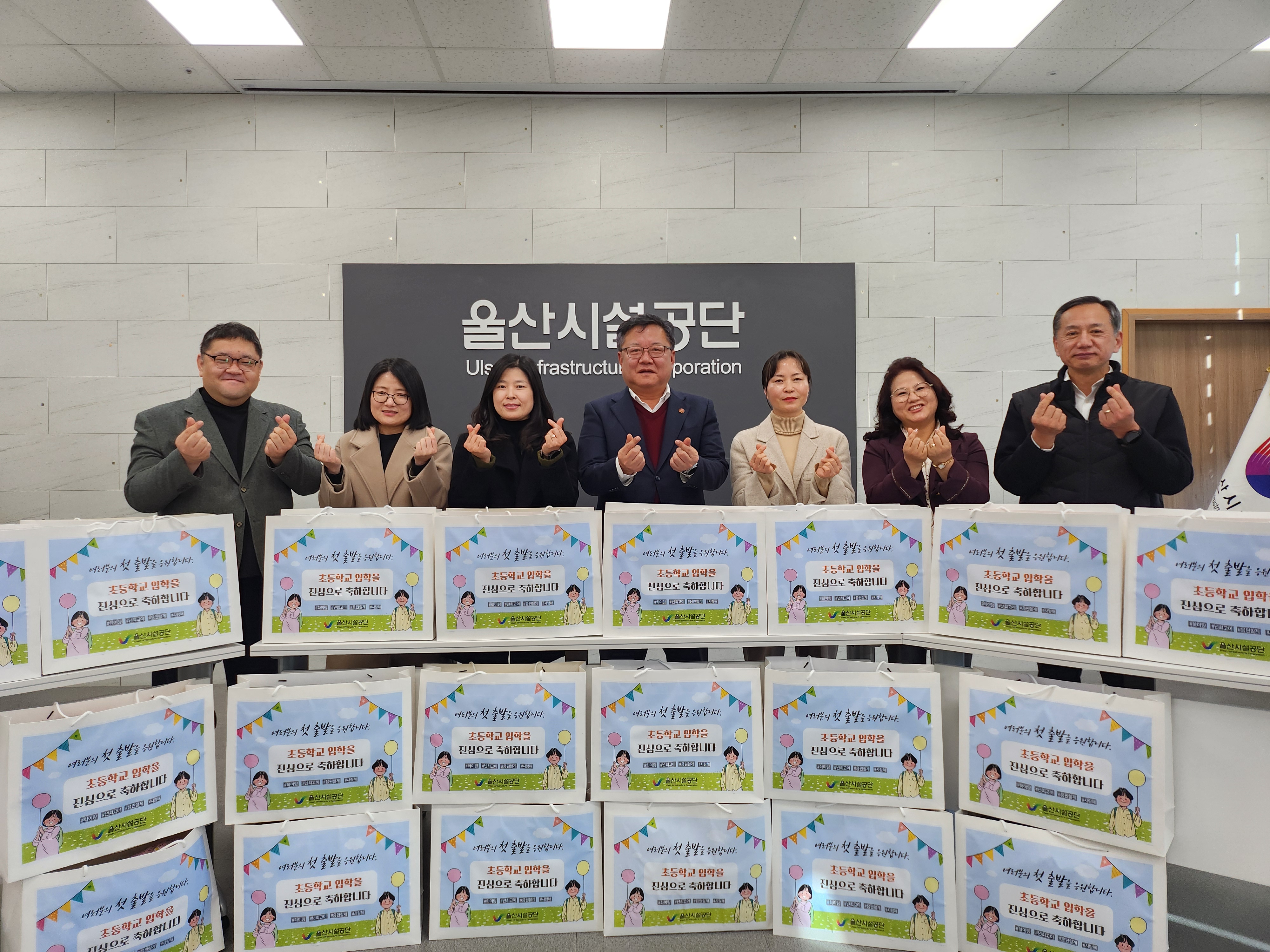 신학기 맞아 지역 다문화 가정 어린이에게 책가방 지원